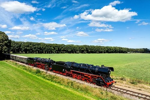 Stoomtrein rijdt op het platteland