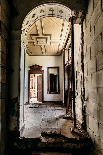 Passage to Forgotten Stories - Urbex Manor Farm