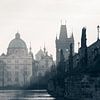 Praag: Karelsbrug schaduwzijde van OK