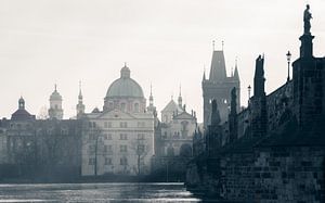 Prague : le pont Charles côté ombre