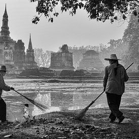 Tuinmannen vegen bladeren, Sukhothai (Thailand) van Nick Hartemink