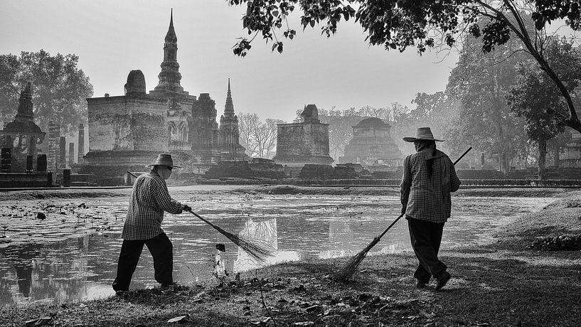 Tuinmannen vegen bladeren, Sukhothai (Thailand) par Nick Hartemink