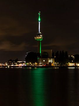 Euromast bij avond in kleuren Rotterdam