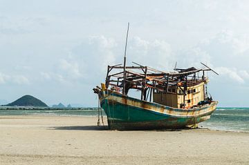 Verlaten vissersboot op Koh Samui  | Reisfotografie Thailand van Travelaar