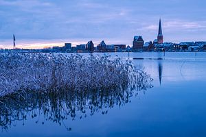 Blick über die Warnow auf die Hansestadt Rostock im Winter