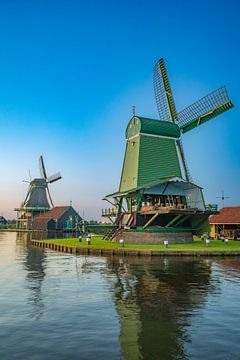 Zaanse Schans windmolens tijdens een zomerse zonsondergang in Holland van Sjoerd van der Wal Fotografie