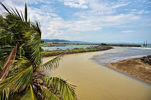 Tussen rivier en oceaan, de traditionele haven van Pangandaran