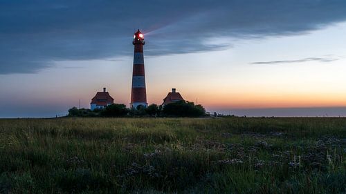 Vuurtoren Westerheversand bij nacht
