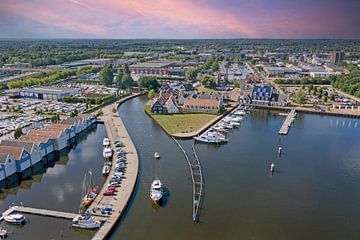 Luchtfoto van het stadje Huizen in Nederland bij zonsondergang van Eye on You