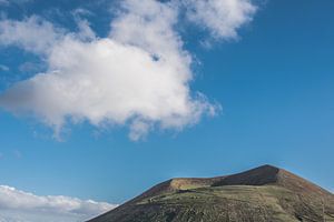 Vulkaan en kegel op het vulkanische eiland Lanzarote, een van de Canarische Eilanden van Spanje