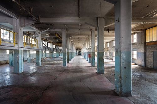 Hall d'usine abandonné.