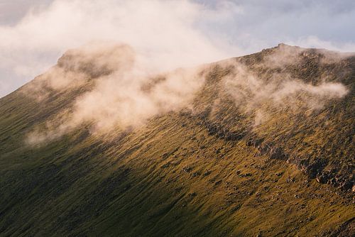 Sommet de la montagne au coucher du soleil depuis Slættaratindur