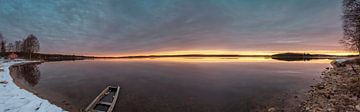 Finnischer See bei Sonnenaufgang von Leon Brouwer