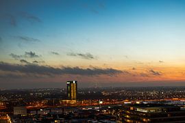 Sonnenuntergang über der Skyline von Nieuwegein mit dem Sendemast als Weihnachtsbaum von Bart van Lier