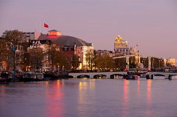 Blick auf die Amstel in Amsterdam mit Carre und der Skinny Bridge von Merijn van der Vliet