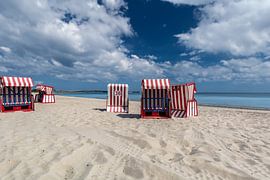 fünf rot-weiß gestreifte Strandkörbe in Thiessow, Rügen von GH Foto & Artdesign