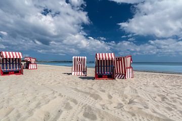 fünf rot-weiß gestreifte Strandkörbe in Thiessow, Rügen
