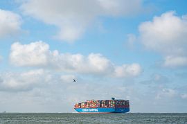 Containerschip verlaat de haven van Rotterdam voor de open Noordzee van Sjoerd van der Wal Fotografie