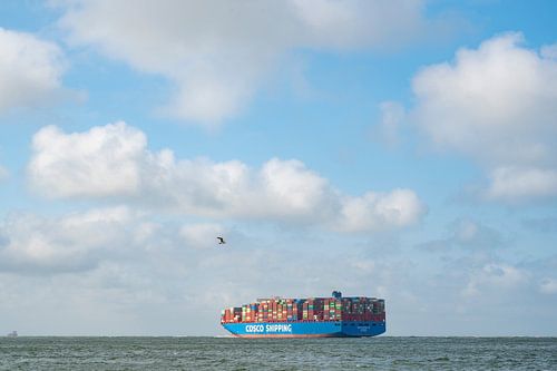 Containerschip verlaat de haven van Rotterdam voor de open Noordzee