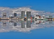 Almere Stad  skyline gespiegeld. van Brian Morgan thumbnail