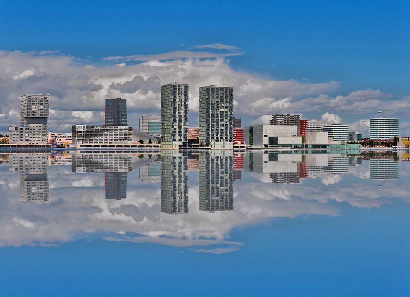 L'horizon de la ville d'Almere se reflète. par Brian Morgan