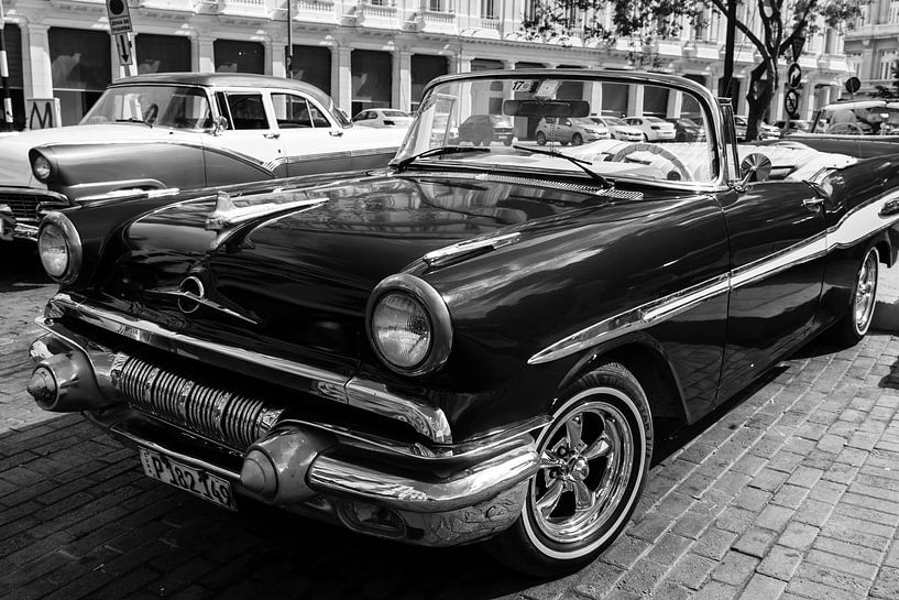 Vintage cabriolet in zwart-wit in Oud Havana Cuba van Dieter Walther
