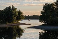 Blick durch zum Segelboot