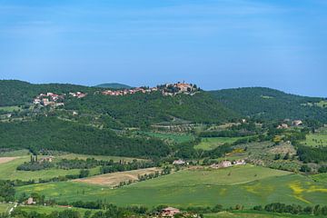 Uitzicht van Montepulciano naar Montefollonico van Peter Baier