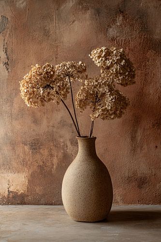 Gedroogde bloemen in rustieke vaas