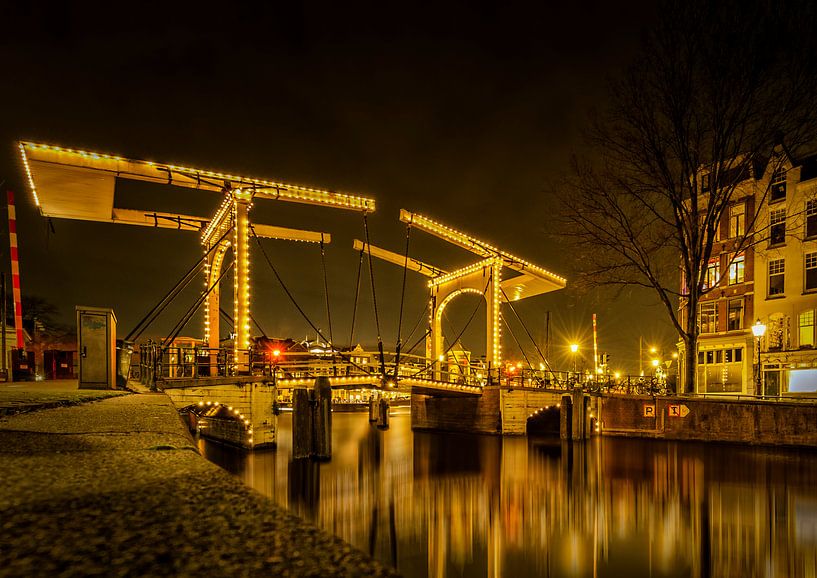 Bridge over the canal in Amsterdam von Sandra Kuijpers