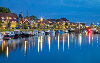 Harderwijk tijdens het blauwe uur.