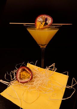 Passievrucht Wodka Cocktail in een Martini glas van Babetts Bildergalerie