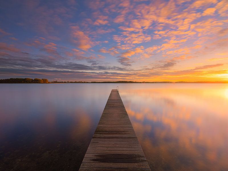 Een mooie kleurrijke zonsondergang boven het Veerse Meer van Bas Meelker