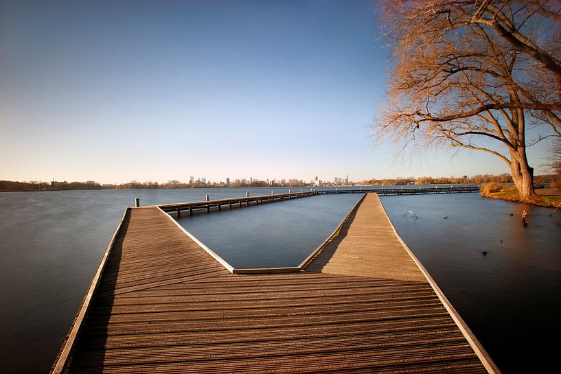 Steg im Kralingseplas mit der Skyline von Rotterdam im Hintergrund von Peter de Kievith Fotografie