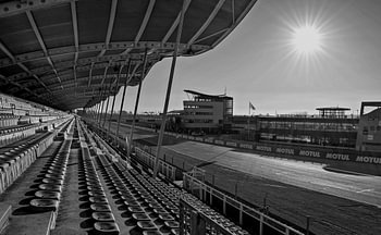 Zon boven de tribune van TT Circuit Assen