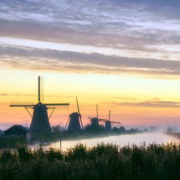 Kinderdijk Sonnenaufgang mit Nebel