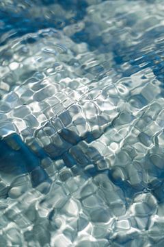 Impression d'art abstraite sur l'eau, bleu marine - photographie de la nature sur Christa Stroo photography