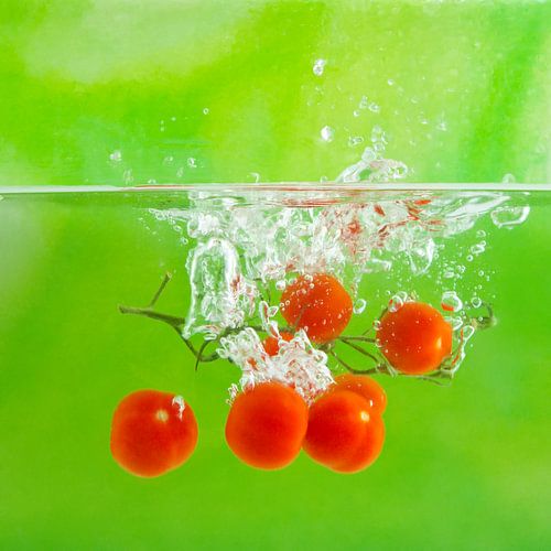 Splash van cherry-tomaatjes