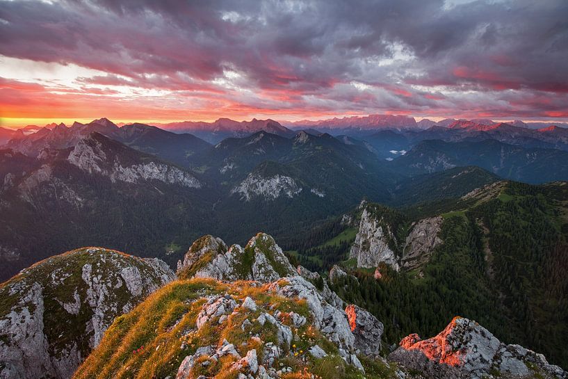 Dramatische zonsopgang op de top - Säuling - Tirol van Jiri Viehmann