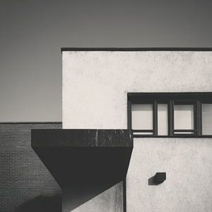 Grafische brutalistische Fassade – Schwarz-weiße Architektur
