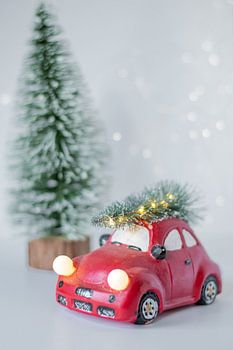 Christmas atmosphere image, Christmas tree on the roof of a car.
