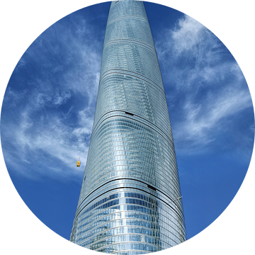 Shanghai Tower tegen een blauwe hemel met dramatische wolken van Tony Vingerhoets