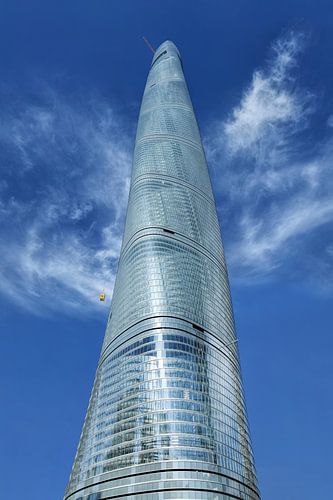 Shanghai Tour contre un ciel bleu avec des nuages ​​dramatiques