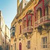 Straßenszene Mdina mit bunten Balkonen | Stadtfotografie | Reisefotografie von Daan Duvillier | Dsquared Photography