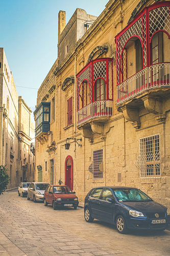Straßenszene Mdina mit bunten Balkonen | Stadtfotografie | Reisefotografie