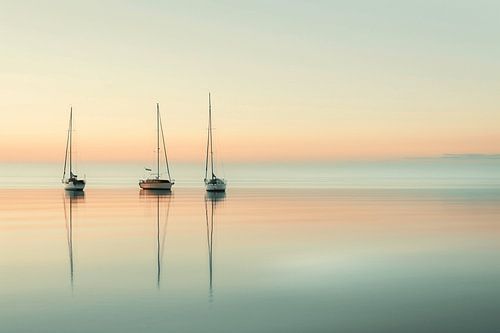 Atmosphère de vacances d'été dans une mer pittoresque et des voiliers