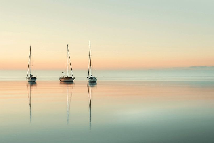 Sommerurlaubsatmosphäre gefangen in einem malerischen Meer und Segelbooten von Karina Brouwer