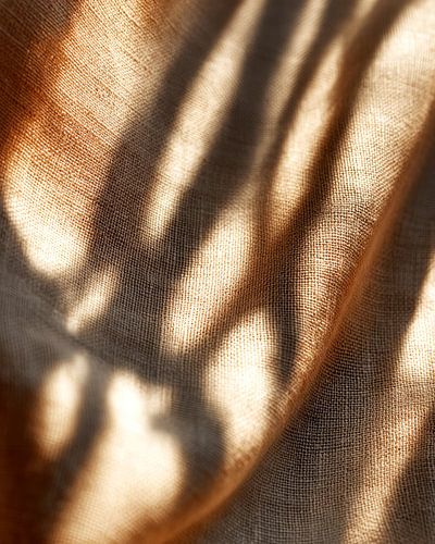 Schattenspiel auf Leinenfalte