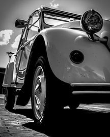Citroen 2cv geparkeerd in de zon. van Jeroen Beemsterboer