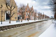Het elfsteden stadje Slooten aan een bevroren gracht in Friesland. Wout Kok One2expose van Wout Kok thumbnail